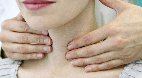 ¿CUÁLES SON LOS SÍNTOMAS DE LA TIROIDES EN LAS MUJERES?