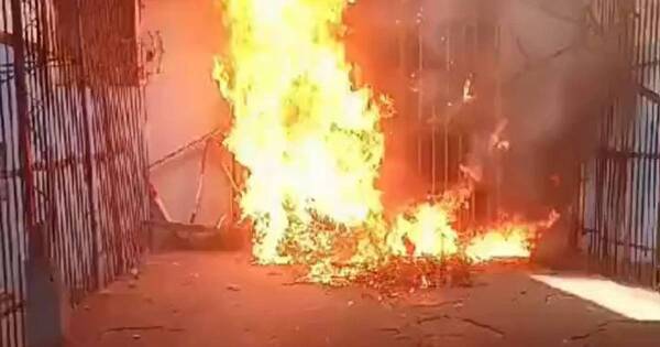 La Nación / Internos de Tacumbú queman colchones por temor a ingreso de fuerzas públicas