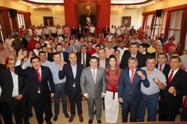 Dirigentes de Paraguarí respaldan a Horacio Cartes - ADN Digital