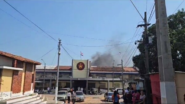 Reclusos de Tacumbú toman de rehenes a guardiacárceles y mujeres que fueron de visita