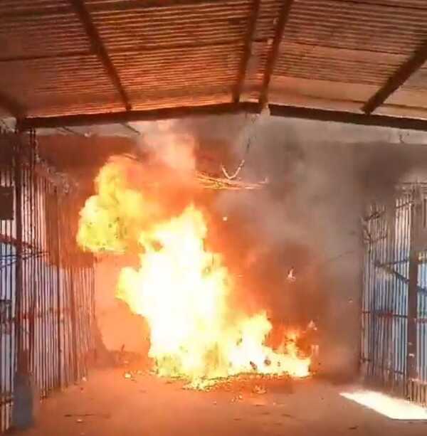 Reos queman colchones para evitar ingreso de fuerzas públicas a Tacumbú - ADN Digital