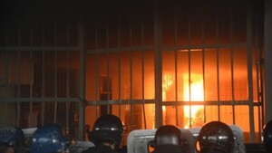 Descontrol en Tacumbú: Presos queman colchones y cascos azules dispersan a familiares del lugar