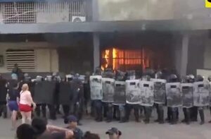 Reos tomaron la cárcel de Tacumbú, incendian zonas y lanzan piedras - Policiales - ABC Color