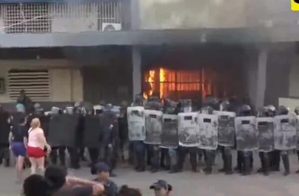 Reos tomaron la cárcel de Tacumbú, incendian zonas y lanzan piedras - Policiales - ABC Color