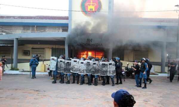 (VIDEO). ¡Descontrol total y crece incendio dentro de Tacumbú!