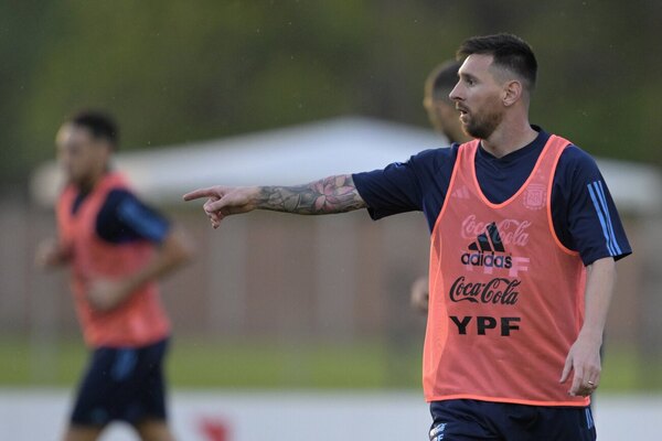 Versus / ¿Jugará ante la Albirroja? Messi entrenó con normalidad en Argentina