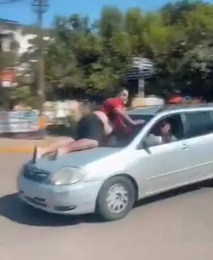 Video: automovilista se quiso colar, chocó y se llevó sobre el capó al hombre que le reclamó - Policiales - ABC Color