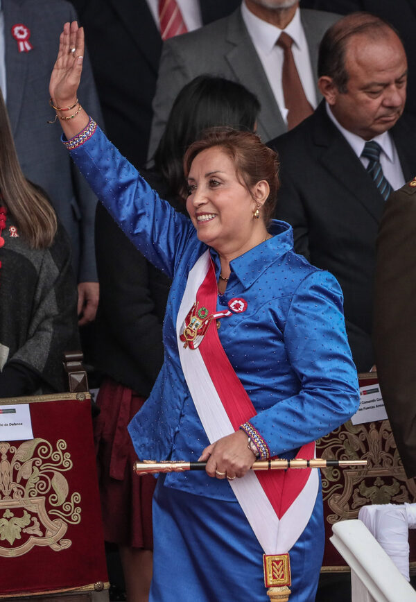 La presidenta de Perú promulgó la ley del libro que implementará en las bibliotecas en el país - MarketData