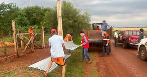 La Nación / Trescientas familias de Alto Paraná, asistidas por la SEN, tras temporal