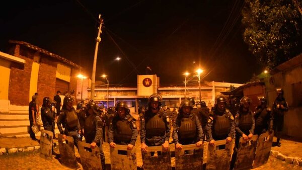 Disparos, agentes heridos y tumultos incontrolables sigue en Tacumbú