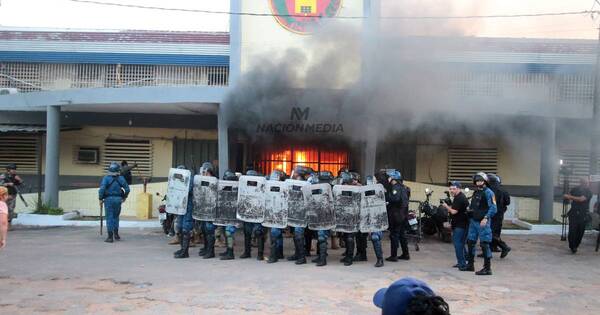 La Nación / Fuego provocado por internos genera descontrol en Penal de Tacumbú - OJO Galería