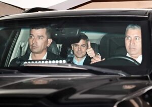 Santi Peña planea entregar móviles, mientras en Tacumbú sigue la crisis - Política - ABC Color