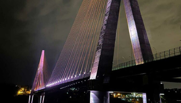 Puente de la Integración se ilumina de “pink” en apoyo a campaña Octubre Rosa - La Clave