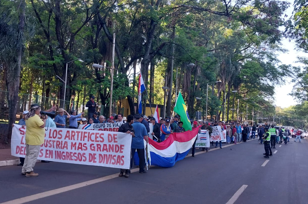 Exobreros de Itaipu marchan en reclamo de beneficios laborales - La Clave