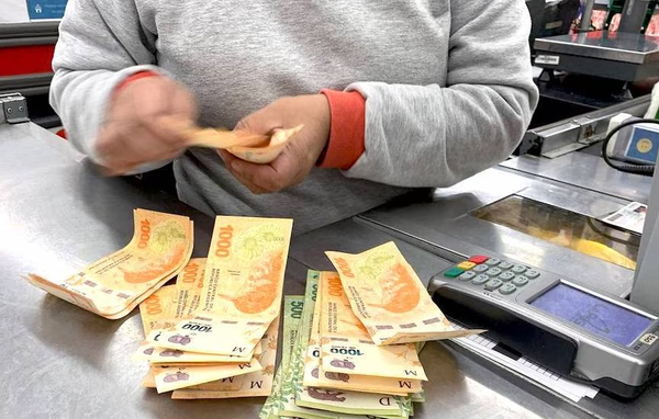 Argentinos buscan comprar dólares en Paraguay ante la devaluación del peso