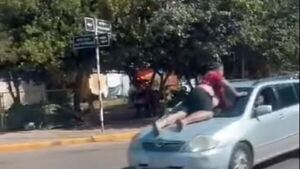Arrolló y “paseó” sobre el capó de su auto a un hombre