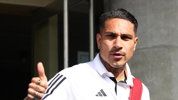 La Bicolor llega a Santiago con dos bajas