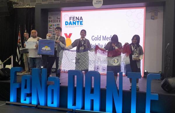 Estudiantes luqueños traen medalla de oro del Brasil •
