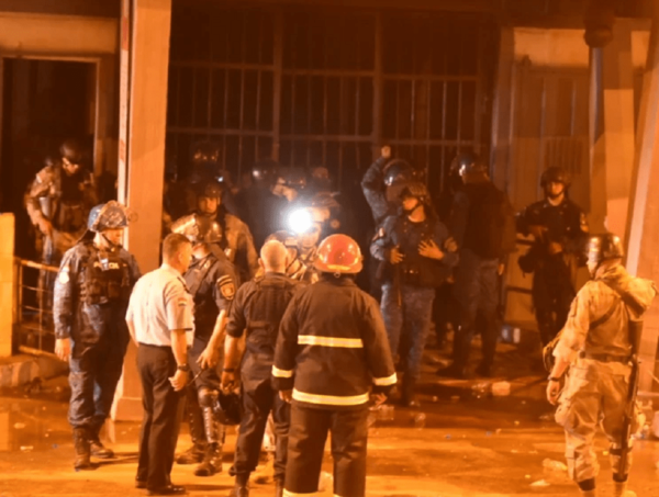 Policía detuvo a 22 personas en inmediaciones de la Penitenciaría de Tacumbú · Radio Monumental 1080 AM
