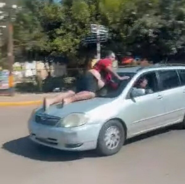 Diario HOY | Conductor detenido tras "pasear" a un hombre sobre el capó de su automóvil