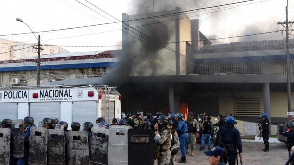Reclusos tienen tomada la cárcel de Tacumbú | Radio Regional 660 AM