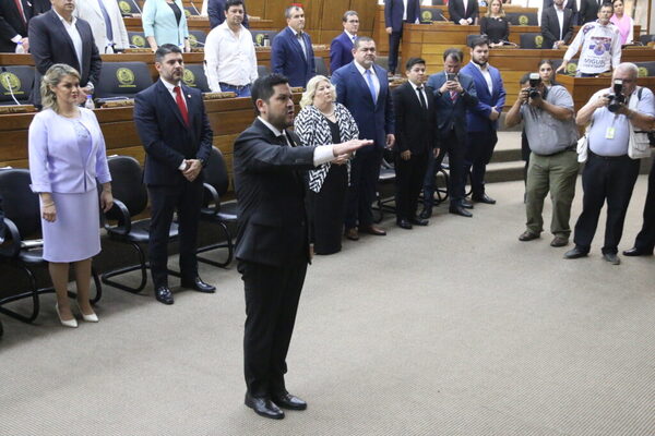 Diario HOY | Julio Rolando González jura en reemplazo del suspendido Esgaib