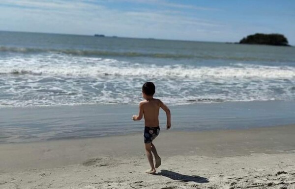 El pequeño que cumplió su sueño de conocer el mar murió tras una larga lucha - trece