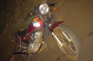Delincuente abandona su motocicleta y su arma tras forcejear con la víctima - ABC en el Este - ABC Color