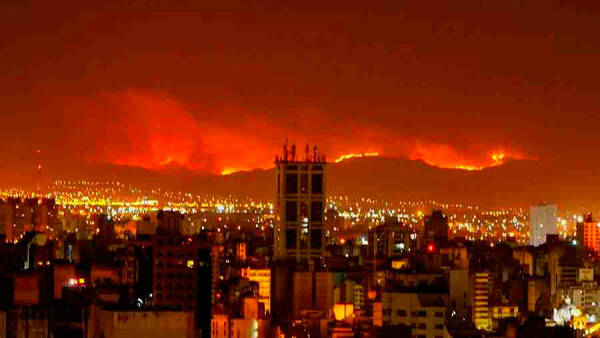 Quiso tomar un café y quemó medio bosque, dos casas y evacuó a cientos de personas
