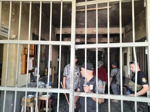 Crisis en Tacumbú: Policía ingresa para la limpieza de parte frontal del Penal  - Policiales - ABC Color