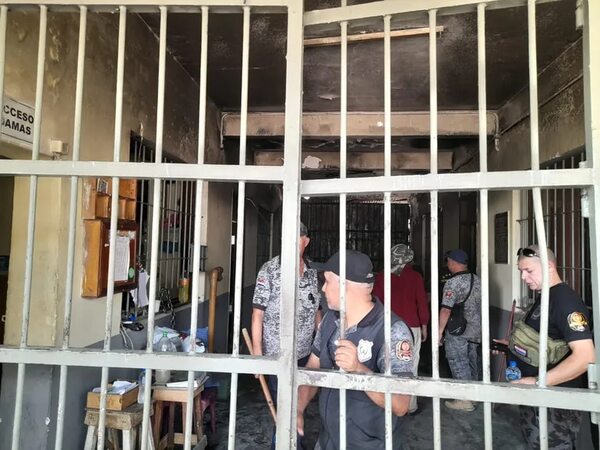 Crisis en Tacumbú: Policía ingresa para la limpieza de parte frontal del Penal - Policiales - ABC Color