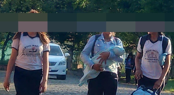 Adolescente estudia con su pequeño hijo - Noticiero Paraguay