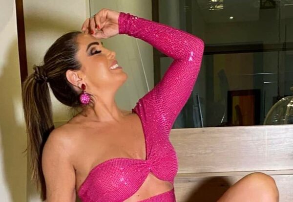Lorena Arias respondió a los que la critican por usar vestido corto y escotado