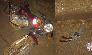 Víctima forcejea con delincuente y lo obliga a abandonar su motocicleta y su arma