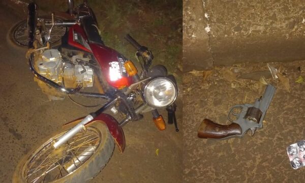 Víctima forcejea con delincuente y lo obliga a abandonar su motocicleta y su arma