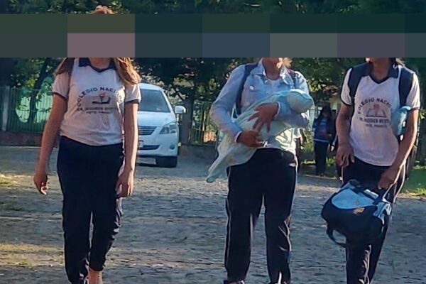 Viralizan imagen de adolescente con su bebé en brazos en la escuela