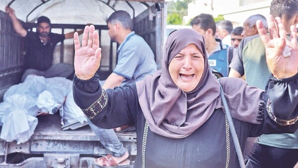 Hospitales no dan abasto en Gaza, que sigue bajo bombardeo