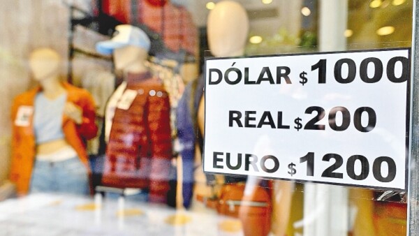El peso se derrumba y en Argentina temen otra hiperinflación