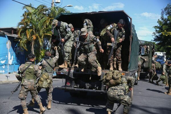El Salvador: Bukele cerca tres comunidades con 4.000 militares y policías en busca de pandilleros - ADN Digital