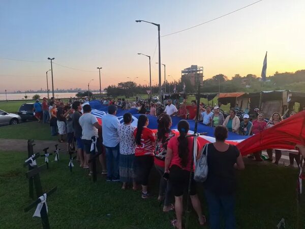 Exobreros ceramistas y comerciantes de Encarnación montan carpas para exigir al Gobierno y la EBY el cumplimiento de los compromisos - Nacionales - ABC Color