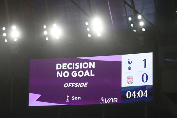 Versus / En la Premier League podría retransmitirse el audio VAR en vivo durante los partidos