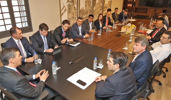 Gobernación buscará mecanismos para reducir deuda argentina con productores de banana