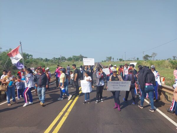 Padres, docentes y alumnos de una escuela rural de Yby Yaú cierran ruta