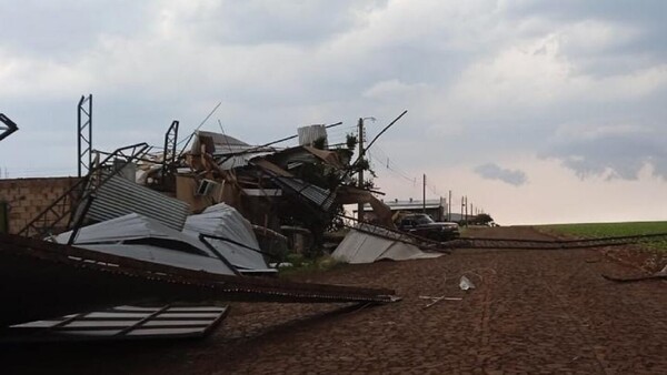 Temporal con fuertes ráfagas derrumba tinglado en San Cristóbal