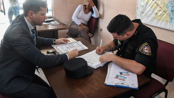 Brasileña fue pillada queriendo conseguir registro mau de cirujana plástica