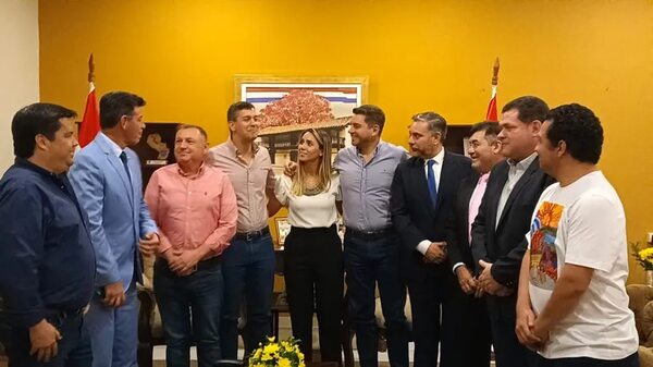 Santiago Peña se reunió con autoridades de Ñeembucú - Política - ABC Color