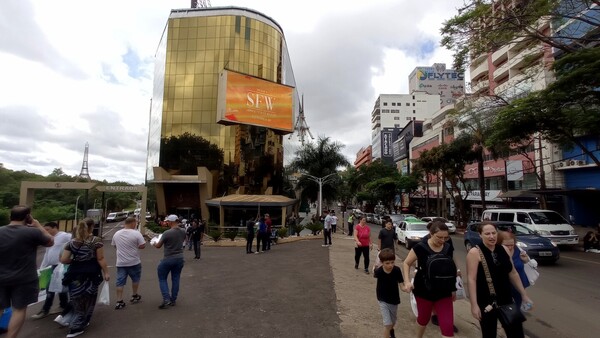 Feriado largo en Brasil genera alta expectativa en comercios de CDE