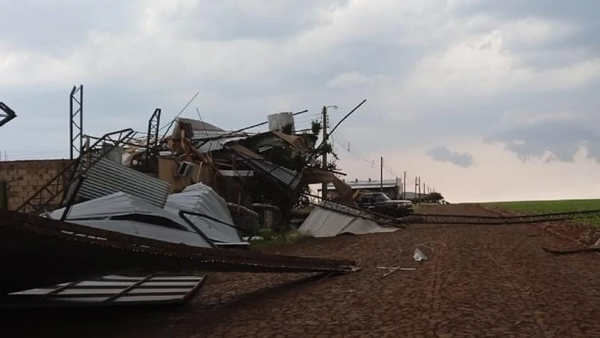 Temporal con fuertes ráfagas derrumba tinglado en San Cristóbal - Noticiero Paraguay