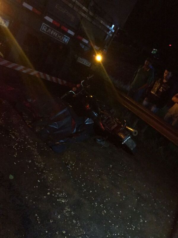 MOTOCICLISTA FALLECE TRAS COLISIONAR CONTRA CAMIÓN ESTACIONADO SOBRE LA RUTA PY06