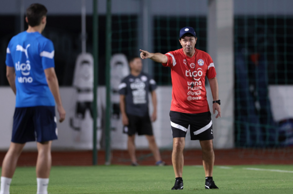 Versus / En el estreno de Daniel Garnero, Paraguay encara una durísima parada ante los campeones del mundo